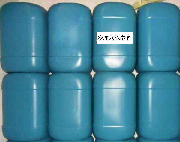 冷凍水保養(yǎng)劑適用于密閉系統(tǒng)以乙二醇、甲醇、乙醇、工業(yè)水等作冷媒的冷凍水及熱水系統(tǒng)作緩蝕劑用，也可用于防凍液、油輪、油罐中作水相緩蝕作用，以解決水線腐蝕問題，也適用于中央空調(diào)冷凍水系統(tǒng)。   密閉水緩蝕劑主要由有機(jī)腐蝕抑制劑、分散劑、亞硝酸鹽、鉬酸鹽等組成，是目前密閉系統(tǒng)中應(yīng)用較多，性能卓越的緩蝕劑之一。對(duì)碳鋼、不銹鋼、銅合金、鋁合金等多種材質(zhì)均有良好緩蝕性能。不含鉻酸鹽，在水中無顏色，減少金屬材質(zhì)產(chǎn)生斑點(diǎn)之現(xiàn)象。確保傳熱效率良好，減少維護(hù)和操作費(fèi)用。液狀產(chǎn)品添加及操作非常方便。本品適用于系統(tǒng)泄漏量小的密閉循環(huán)水冷卻系統(tǒng)。