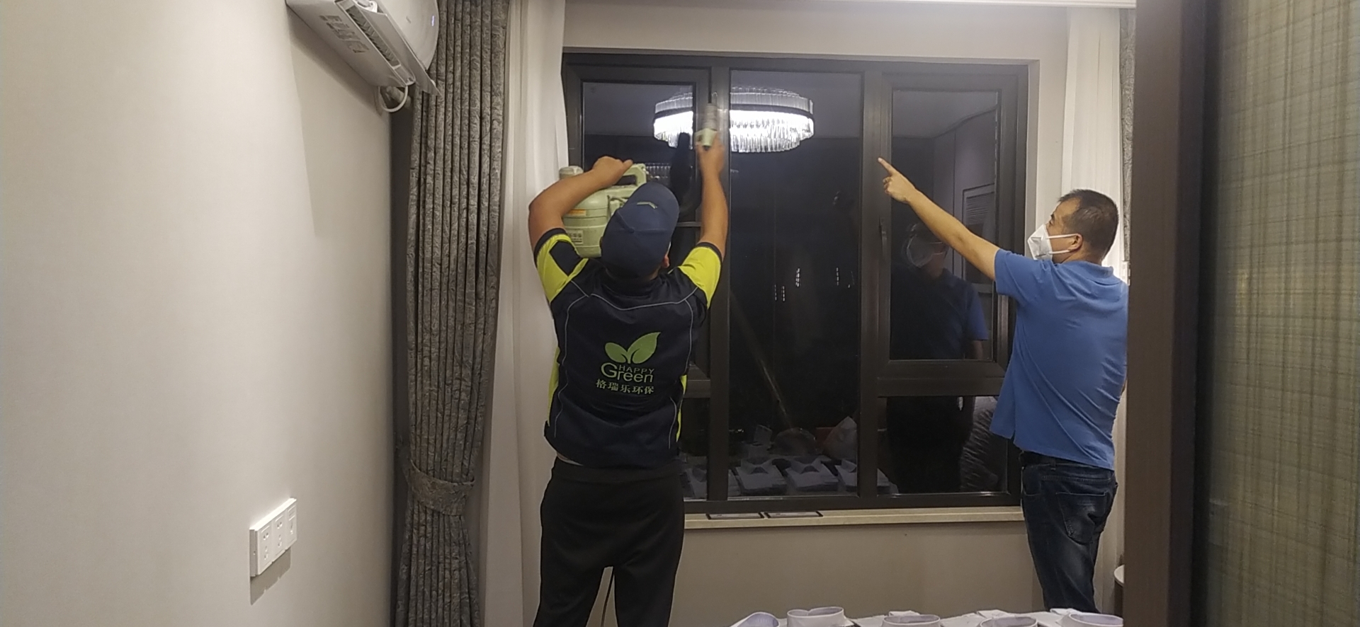 第1招  針對板材內(nèi)部，根源深層拔醛；首先使用格瑞樂環(huán)保研發(fā)的甲醛捕捉劑，配合專用設(shè)備和特制超威力噴槍，對污染源——板材內(nèi)部進(jìn)行重點(diǎn)治理，定向拔除甲醛，48小時(shí)強(qiáng)勢拔除板材內(nèi)部70%以上的甲醛，使板材內(nèi)部的甲醛釋放時(shí)間從3-15年縮短到1-2周，完美解決甲醛緩慢釋放這一問題。