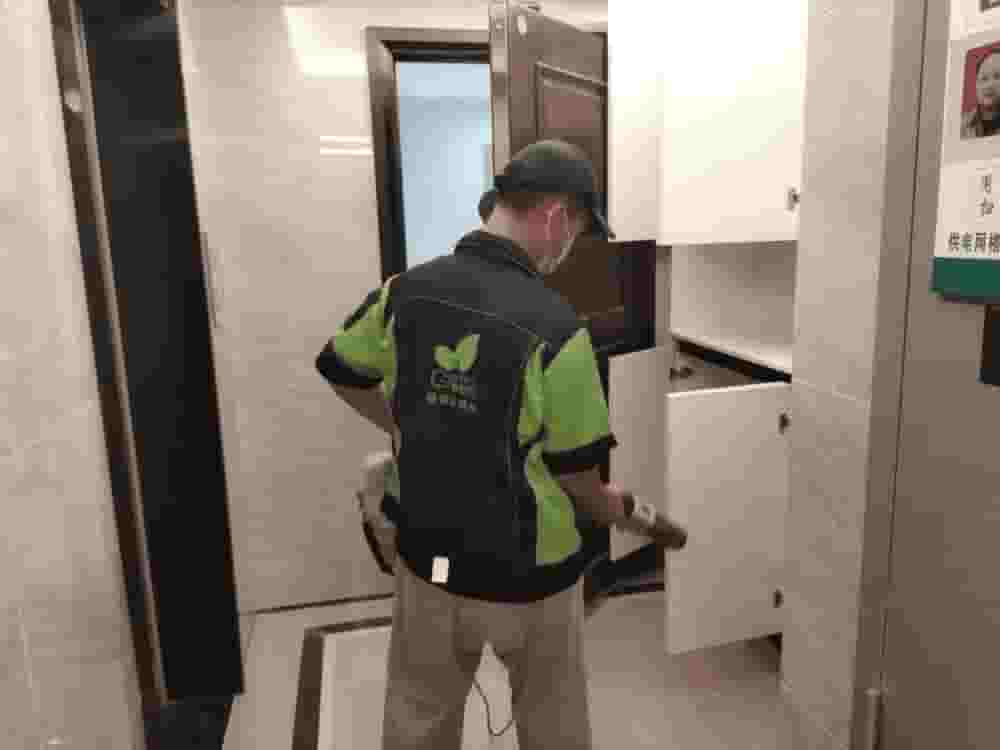 兒童房里，團(tuán)隊(duì)與業(yè)主探討如何在保障孩子安全的前提下，高效去除兒童家具甲醛。