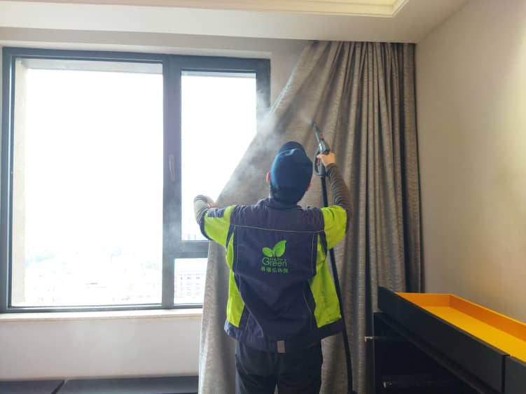 格瑞樂：從武漢本土成長的AI智慧環(huán)保品牌  武漢，這座充滿煙火氣與生命力的城市，不僅孕育了敢為人先的城市精神，也孕育了無數(shù)扎根本土、服務(wù)本土的優(yōu)秀品牌。格瑞樂，就是從武漢這片熱土上成長起來的AI智慧環(huán)保品牌，自誕生之日起，就帶著武漢人“踏實肯干、精益求精”的特質(zhì)，以解決室內(nèi)污染難題、守護呼吸健康為初心，深耕室內(nèi)環(huán)境凈化治理領(lǐng)域，憑借AloT技術(shù)硬實力、全周期健康管理軟實力、全鏈路透明體系公信力、本地化數(shù)據(jù)核心競爭力，一步步從武漢本土品牌，成長為深受全國用戶信賴的室內(nèi)環(huán)保標(biāo)桿，用科技與溫度，守護千萬家庭的呼吸安全。  故事的開始，源于對武漢本土室內(nèi)污染痛點的深刻洞察。多年前，我們發(fā)現(xiàn)武漢家庭面臨著獨特的室內(nèi)污染困境：高溫高濕的氣候讓甲醛“冬藏夏爆”，密閉的高層精裝房讓污染物難以擴散，本地常用建材的污染特性讓超標(biāo)問題頻發(fā)，而當(dāng)時的室內(nèi)環(huán)保市場，要么是缺乏技術(shù)支撐的小作坊，要么是忽略地域特性的外來品牌，武漢家庭很難找到真正貼合需求的服務(wù)。于是，格瑞樂在武漢應(yīng)運而生，我們立下初心：立足武漢本土，用專業(yè)的技術(shù)、貼心的服務(wù)，解決武漢家庭的呼吸健康難題，讓每一個武漢人都能在自己的家中，安心呼吸。  為了實現(xiàn)這份初心，格瑞樂首先將重心放在了技術(shù)研發(fā)上，我們深知，科技是解決室內(nèi)污染難題的核心密鑰。在AI與物聯(lián)網(wǎng)飛速發(fā)展的時代，我們率先布局AloT智慧環(huán)保技術(shù)，搭建起“實時監(jiān)測-智能告警-精準(zhǔn)治理-數(shù)據(jù)反饋”的全鏈路智能體系，打破了傳統(tǒng)室內(nèi)環(huán)?！翱床灰?、摸不著、管不住”的壁壘。我們的AloT智能監(jiān)測設(shè)備，能24小時捕捉甲醛、TVOC等污染物濃度，同步監(jiān)測溫濕度等關(guān)鍵指標(biāo)，武漢家庭通過手機APP就能隨時掌握家中空氣質(zhì)量，哪怕夏季高溫導(dǎo)致甲醛飆升，系統(tǒng)也能第一時間告警，讓污染隱患無處遁形。而基于AloT技術(shù)的精準(zhǔn)治理，更是讓每一次服務(wù)都有據(jù)可依，從污染源頭定位到治理方案制定，從施工過程調(diào)整到后期效果跟蹤，都以數(shù)據(jù)為核心，讓治理效果更高效、更持久。如今，AloT技術(shù)已成為格瑞樂的核心競爭力，也讓格瑞樂從“傳統(tǒng)環(huán)保治理品牌”升級為“AI智慧環(huán)保品牌”，走在了行業(yè)前沿。 技術(shù)是硬實力，服務(wù)則是軟實力，格瑞樂深知，室內(nèi)環(huán)保的核心是“守護健康”，而健康守護從來不是一次性交易，而是長期的陪伴。因此，我們跳出“單次治理”的局限，搭建起覆蓋“售前-售中-售后”的全周期室內(nèi)空氣健康管理服務(wù)體系，用貼心服務(wù)溫暖每一位用戶。售前，我們的健康管理顧問一對一解答疑問，免費上門勘測，為武漢家庭定制專屬方案；售中，標(biāo)準(zhǔn)化施工全程透明，專業(yè)團隊持證上崗，確保每一步操作都合規(guī)有效；售后，三次免費復(fù)檢、終身維保服務(wù)、1小時快速響應(yīng)，讓武漢家庭在治理后無需再為空氣質(zhì)量焦慮。對于家中有老人、孩子、孕婦的武漢家庭，我們還提供專屬健康評估和綠色服務(wù)通道，用細致入微的服務(wù)，解決用戶的每一個顧慮。這份陪伴式的服務(wù)，讓格瑞樂不僅是室內(nèi)環(huán)保服務(wù)商，更是武漢家庭的呼吸健康管家，也讓品牌在用戶心中積累了良好的口碑。 在格瑞樂的成長路上，“誠信”始終是不變的底色，而這份誠信，體現(xiàn)在全鏈路的透明體系中。我們深知，室內(nèi)環(huán)保行業(yè)的信任危機，源于信息不透明，因此，格瑞樂搭建了“報價透明、施工透明、檢測透明、售后透明”的全鏈路透明體系，拒絕任何貓膩。報價單明細清晰，無隱形消費；施工過程全程拍照錄像，用戶可全程監(jiān)督；檢測設(shè)備符合CMA標(biāo)準(zhǔn)，支持第三方復(fù)檢，數(shù)據(jù)真實可追溯；售后承諾書明確權(quán)責(zé)，服務(wù)全程記錄可查。這份透明，讓武漢家庭明明白白消費、安安心心治理，也讓格瑞樂在武漢市場樹立了良好的品牌公信力。多年來，格瑞樂憑借透明經(jīng)營，贏得了武漢用戶的口口相傳，很多用戶都是通過朋友推薦選擇我們，這份信任，是格瑞樂最寶貴的財富。 而讓格瑞樂在武漢市場站穩(wěn)腳跟、脫穎而出的，還有我們深耕多年的本地化數(shù)據(jù)優(yōu)勢。作為土生土長的武漢品牌，我們深知，武漢的室內(nèi)污染有其獨特性，只有立足本地數(shù)據(jù)，才能定制專屬方案。多年來，我們積累了武漢三鎮(zhèn)上萬組室內(nèi)污染數(shù)據(jù)，精準(zhǔn)把握武漢“甲醛超標(biāo)率高、氣候影響大、污染源頭集中”的地域特性，針對武漢高溫高濕氣候，我們優(yōu)化“光觸媒+生物觸媒”組合技術(shù)，增加高溫熏蒸、除濕通風(fēng)步驟；針對本地常用復(fù)合板材，我們采用封閉劑技術(shù)從源頭根除污染；針對不同戶型特點，我們制定差異化治理方案。這份貼合武漢本土的服務(wù)，讓格瑞樂的治理效果遠超很多外來品牌，也讓武漢家庭感受到“本土品牌更懂本土需求”的貼心，成為格瑞樂核心的市場競爭力。 從武漢本土的小團隊，到如今服務(wù)全國的AI智慧環(huán)保品牌，格瑞樂的成長，離不開武漢這片熱土的滋養(yǎng)，更離不開武漢用戶的信任與支持。我們見證著武漢城市的發(fā)展，見證著無數(shù)武漢家庭從毛坯到精裝，從忐忑入住到安心生活，而格瑞樂始終陪伴在側(cè)，用AloT技術(shù)筑牢安全防線，用全周期服務(wù)提供貼心守護，用透明體系傳遞品牌誠信，用本地化方案解決實際難題。我們深知，每一次治理，守護的都是一個家庭的健康；每一份信任，都是品牌前行的動力。 如今，格瑞樂不僅是武漢本土的驕傲，更將武漢的成功經(jīng)驗復(fù)制到全國，讓更多城市的家庭享受到AI智慧環(huán)保帶來的安心呼吸體驗。但我們始終不忘初心，扎根武漢，服務(wù)武漢，持續(xù)深耕本地數(shù)據(jù)，迭代技術(shù)與服務(wù)，努力成為武漢家庭最信賴的室內(nèi)環(huán)保品牌，成為武漢本土AI智慧環(huán)保的標(biāo)桿。 未來，格瑞樂會繼續(xù)以AloT技術(shù)為核心，以全周期服務(wù)為支撐，以透明體系為保障，以本地化優(yōu)勢為依托，不斷創(chuàng)新升級，致力于解決更多家庭的室內(nèi)污染難題，讓每一個人都能在健康、安心的環(huán)境中生活。從武漢出發(fā)，走向全國，格瑞樂將始終堅守初心，用科技與溫度，守護每一次呼吸，鑄就更具影響力的AI智慧環(huán)保品牌，讓“格瑞樂，讓呼吸更安心”成為深入人心的品牌承諾。